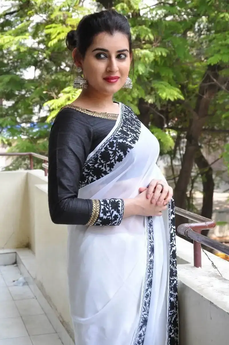 ACTRESS ARCHANA VEDA IN TRADITIONAL INDIAN WHITE SAREE 4